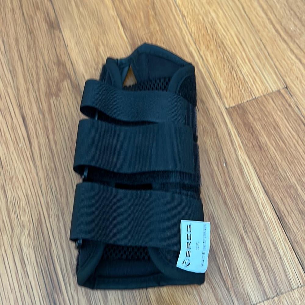 Xs wrist brace. Right hand